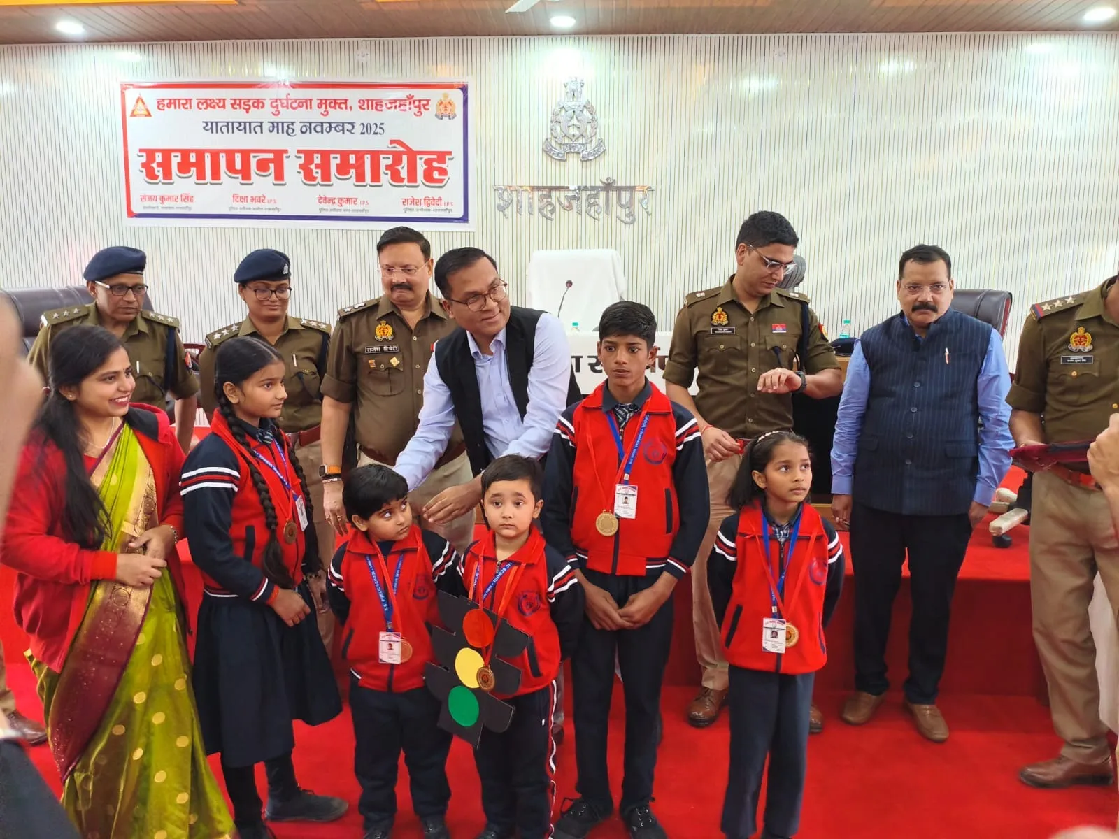 यातायात माह में प्रतिभाग के लिए बच्चों को सम्मानित करते डीएम धर्मेंद्र प्रताप सिंह