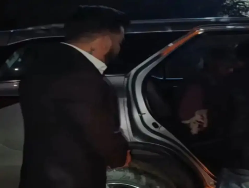 समाजवादी पार्टी युवा नेता लखन प्रताप घायल बुजुर्ग को अस्पताल में भर्ती कराया