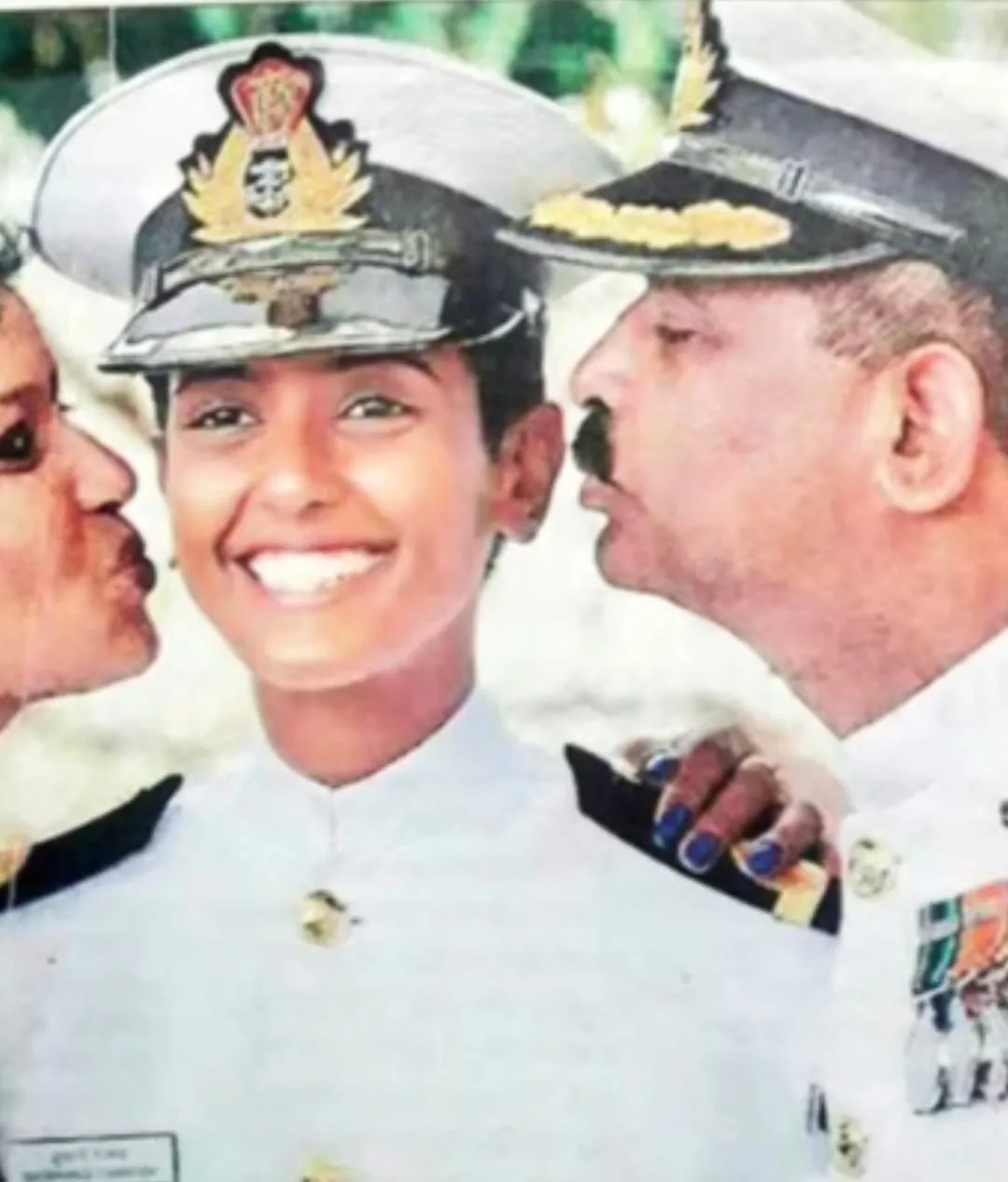 बेटी शुभांगी की पास आउट परेड में दुलार करते ता ज्ञान स्वरूप के साथ शुभांगी स्वरूप व मां