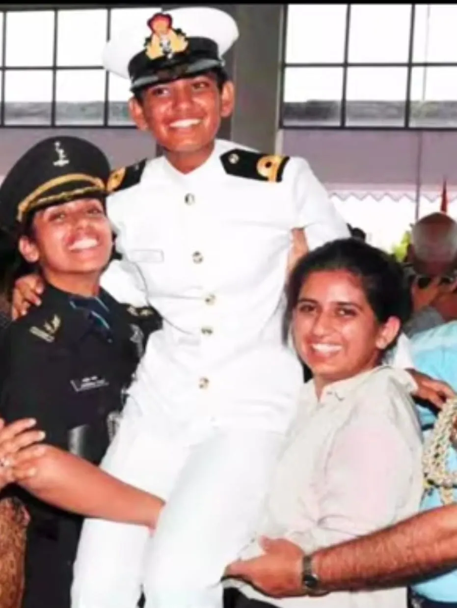 शुभांगी  अपने साथियों के साथ