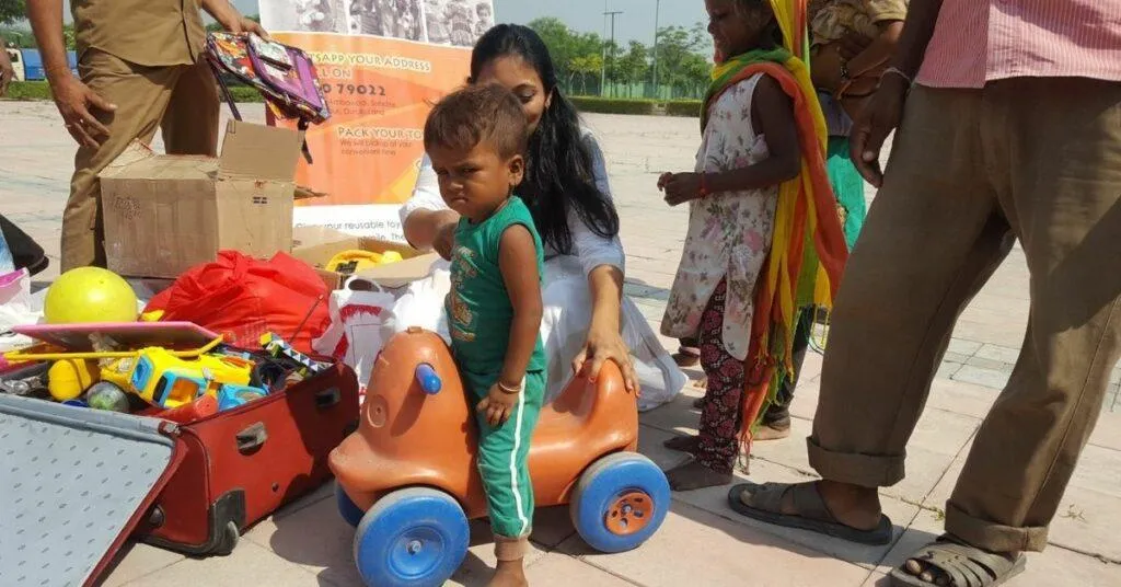 Hirin Gives Toys To Poor Kids