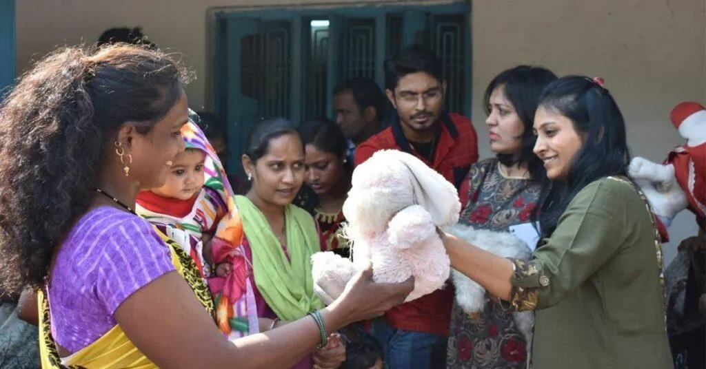 Hirin gives toys to poor kids