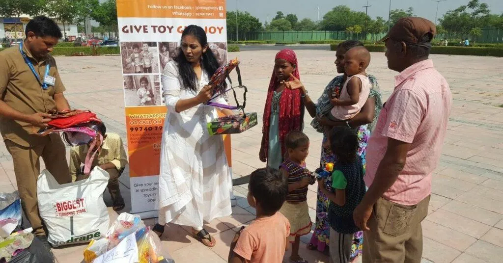 Hirin is giving toys to poor kids