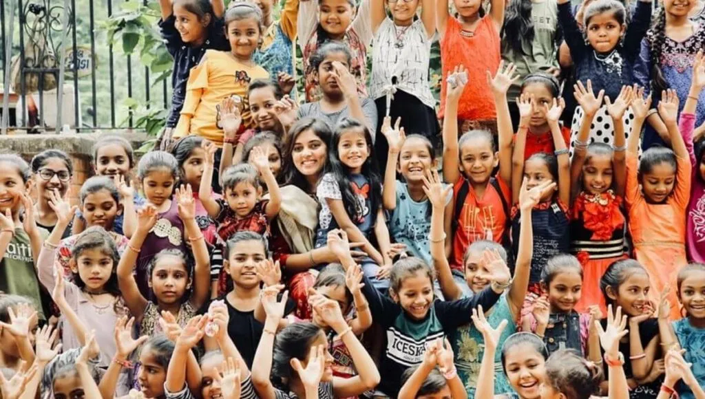 NIshita Rajput With The Girls She Helped