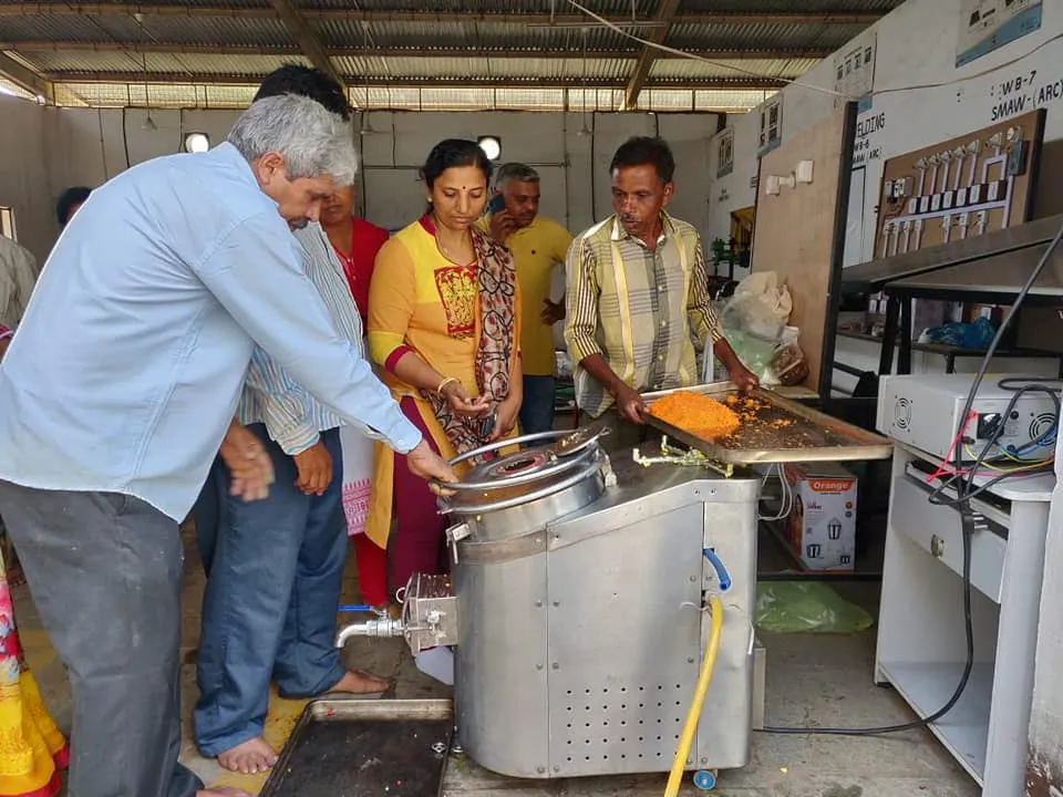 Dharambir Kamboj explaining about his machine