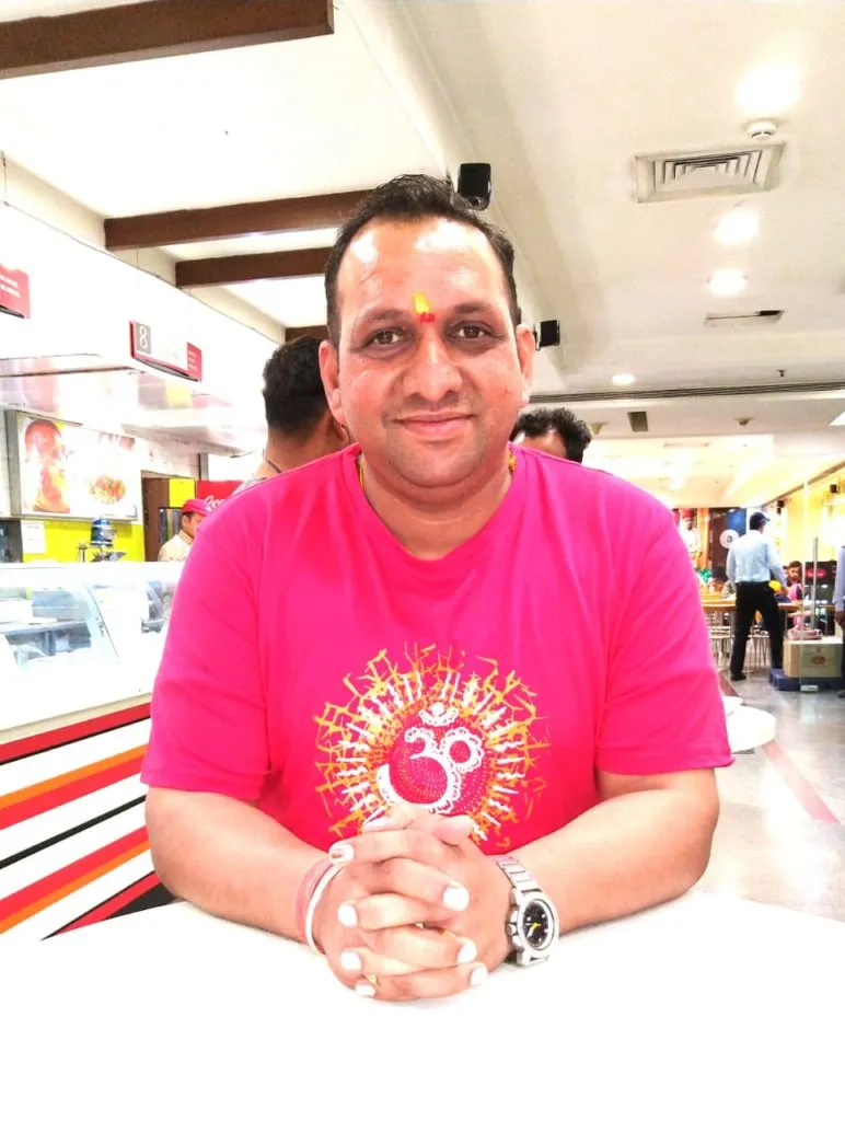 Delhi Accountant Feeds Slum Kids In His Office Lunchtime