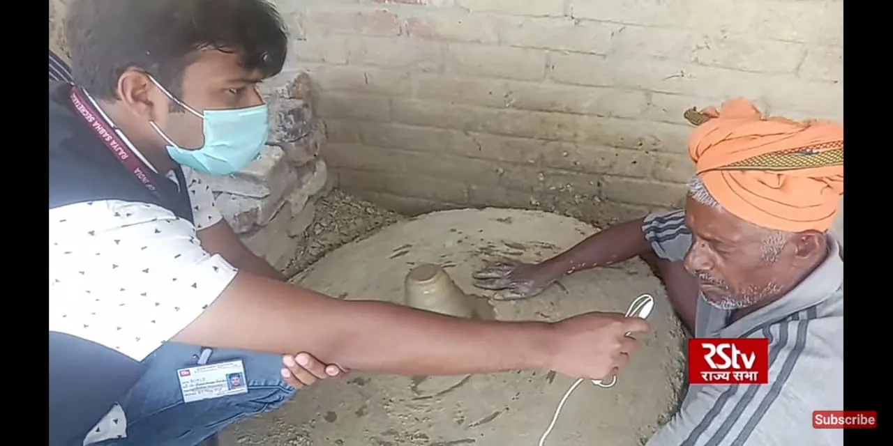Journalists helping migrants