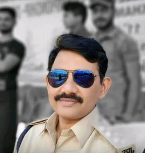 Jharkhand DSP teaching poor students