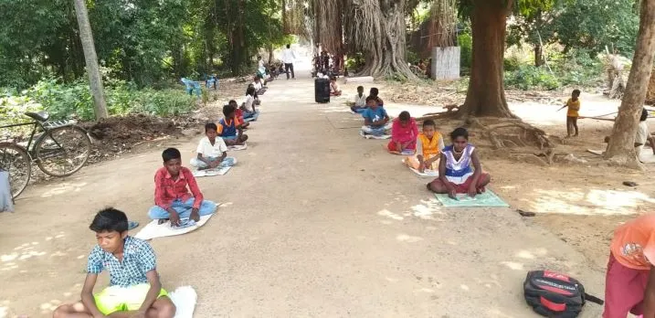 90 फीसदी आदिवासी परिवार वाले बनकाठी गाँव में 246 बच्चों में से सिर्फ 46 परिवार के पास ही स्मार्ट फोन थे।