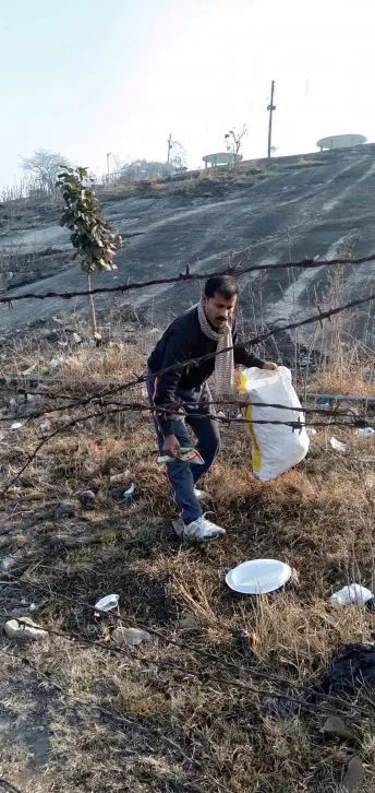 कांच के छोटो-छोटे टुकड़ों को चुनकर उसमें सीमेंट बालू मिलाकर डस्टबीन बनाते हैं जीतेंद्र।