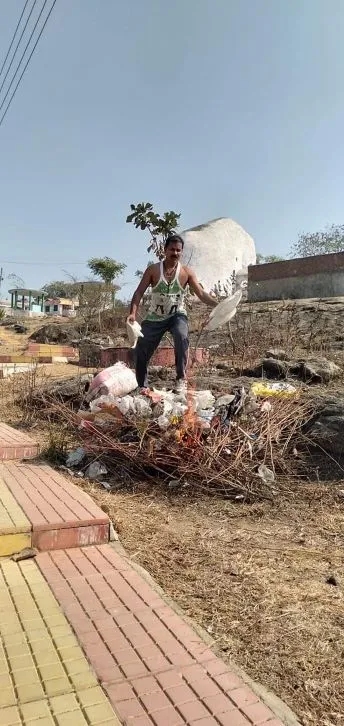 कांच के छोटो-छोटे टुकड़ों को चुनकर उसमें सीमेंट बालू मिलाकर डस्टबीन बनाते हैं जीतेंद्र।