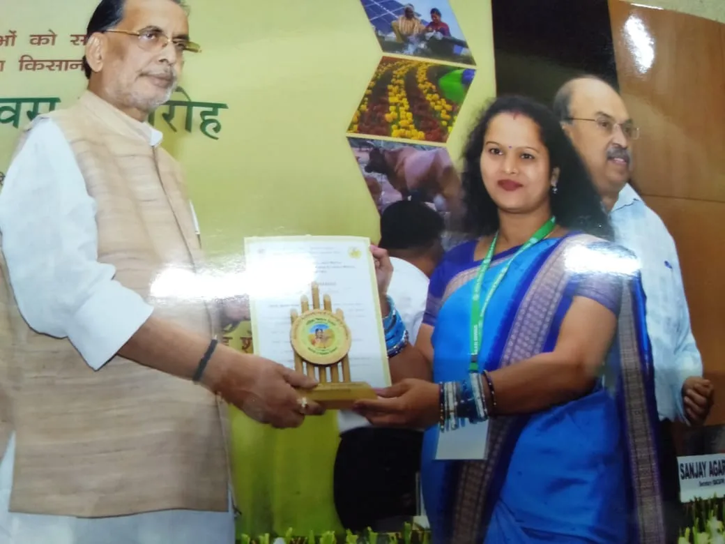 Odisha Woman Mushroom Farmer Jayanti Pradhan being awarded