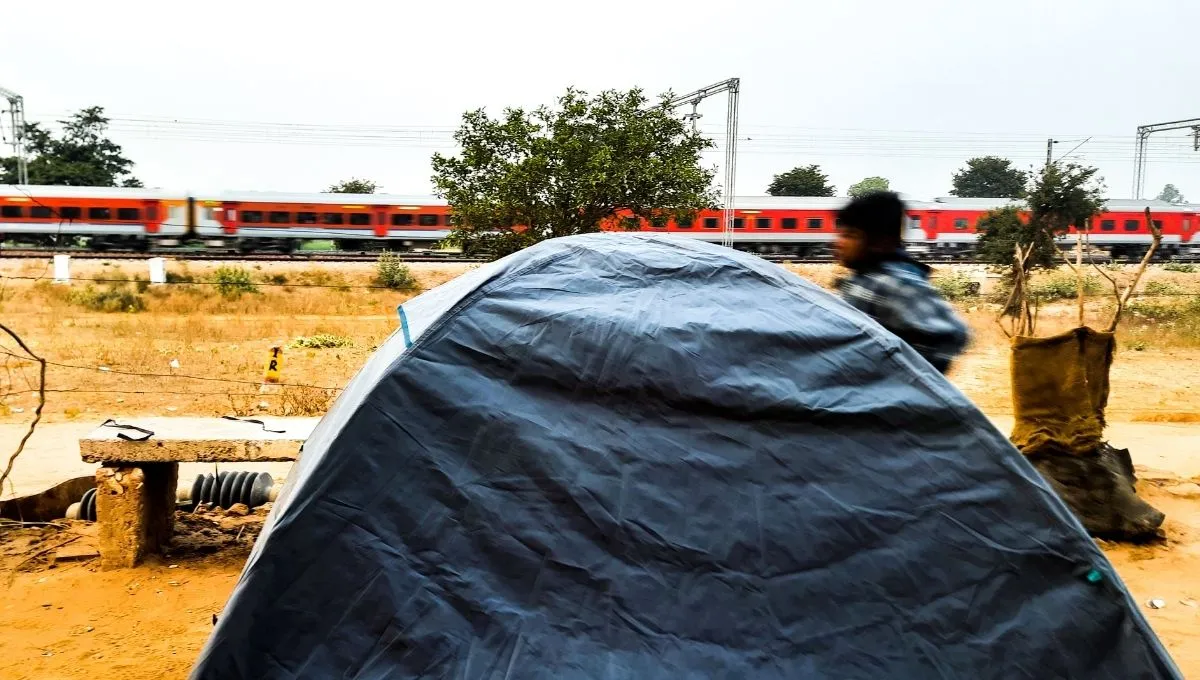 Yati spend night in Portable house 