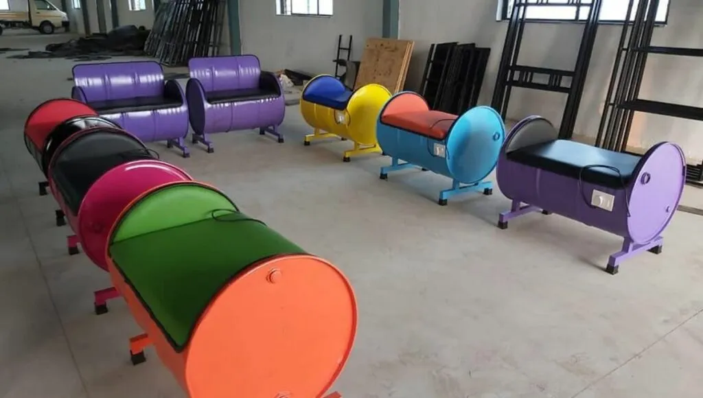 recycling drums to make sofa<br />
