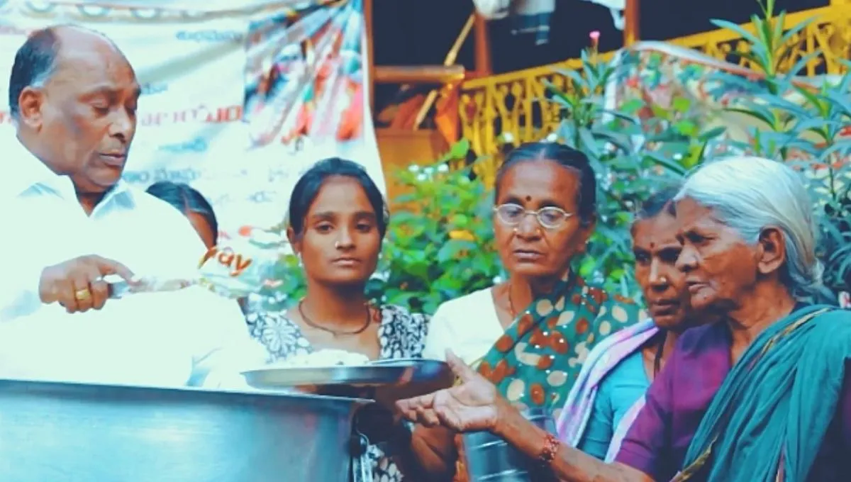 Cafe Niloufer owner feeding poor 