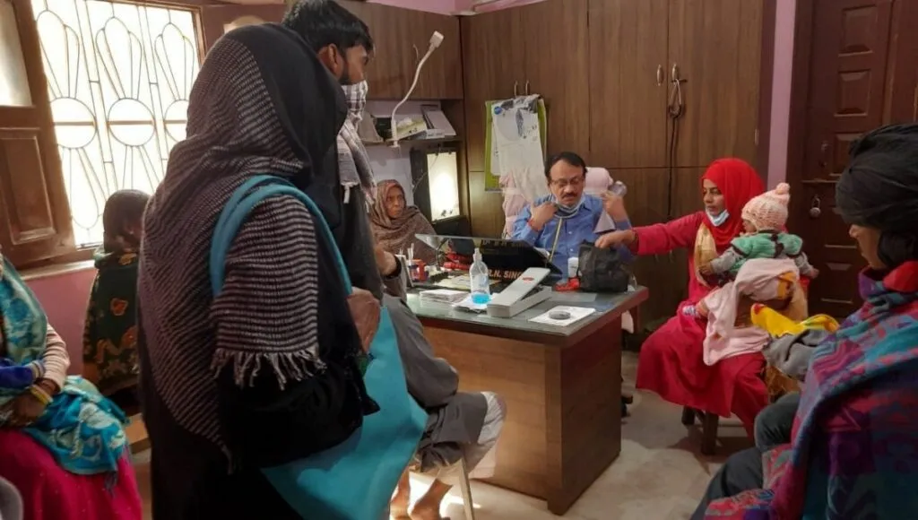 Dr Ramanandan Singh Checking Patients In His Clinic