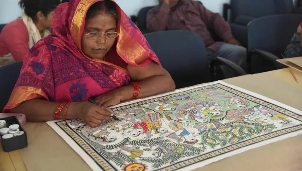 Dulari devi while making  madhubani painting 