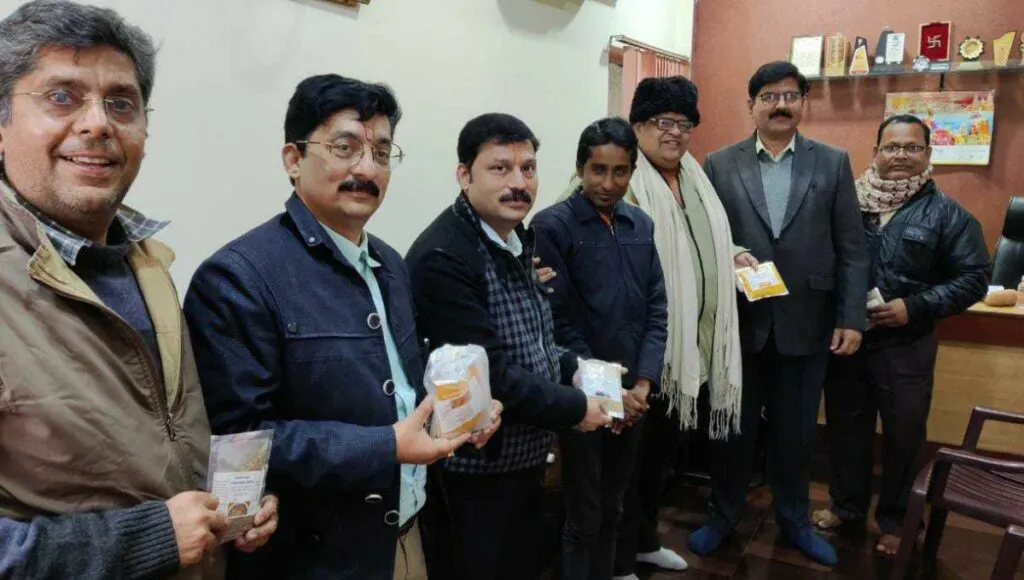 Satyaprakash Malviya distributing masala to people<br />
