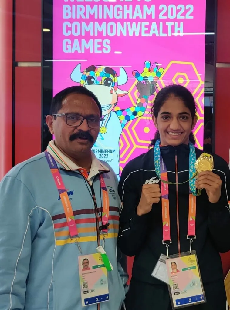 Commonwealth Boxing Gold winner Neetu with her coach Bhaskar<br />
