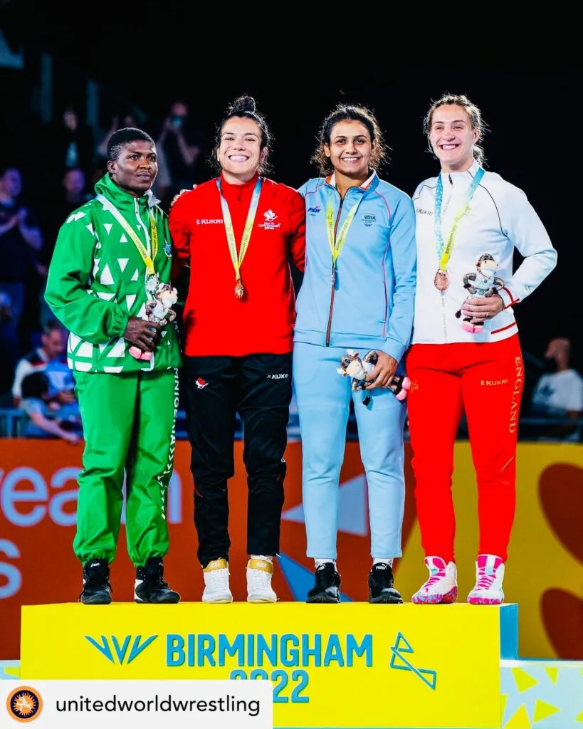 Indian Wrestler Pooja Sihag with other medal winners of Commonwealth games<br />
