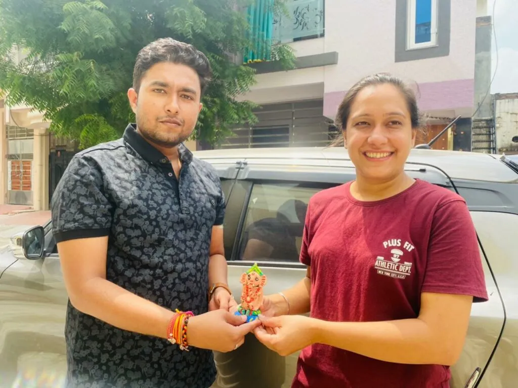 Nimish gifting idol to a devotee