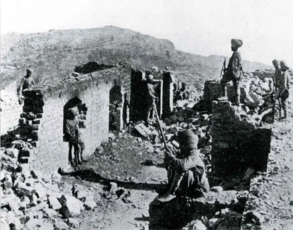 Saragarhi outpost. Fort Lockhart is on the skyline.<br />
