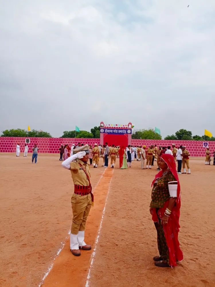 SI Laxmi saluting her mother
