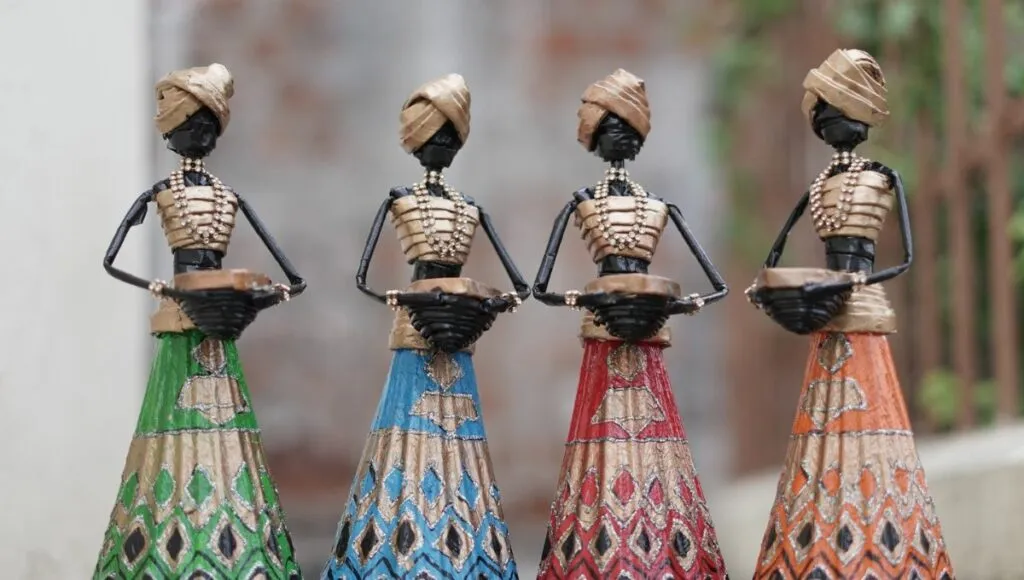 Africans dolls made by newpapers  