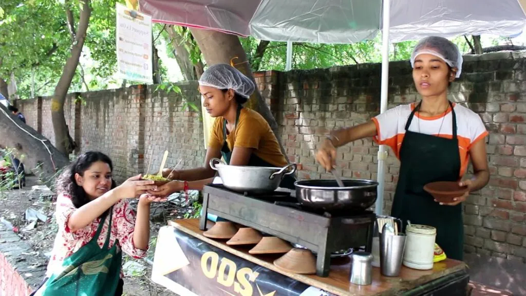 Girls working on Kulhad maggi stall, ODS