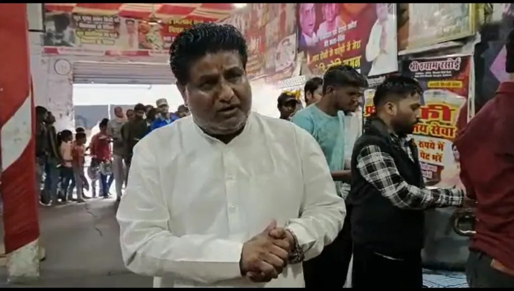 Praveen Goyal giving food to needy<br />
