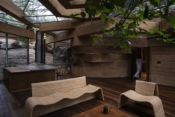 The sustainable home integrates mud with cement to form a structure that can withstand different temperatures.