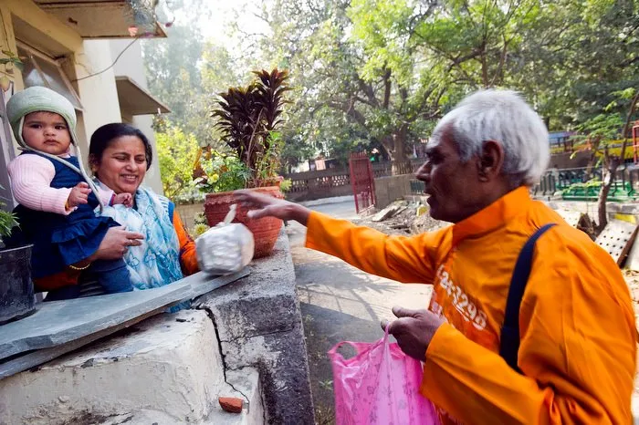 ओंकारनाथ- दवाइयाँ इक्कठ्ठा करते हुए