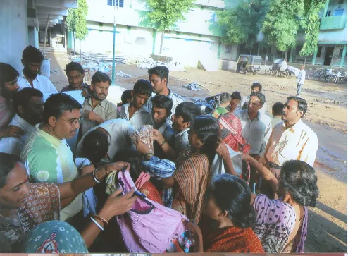 बाढ़ के दौरान लोगो की सेवा करते हलदर दंपत्ति