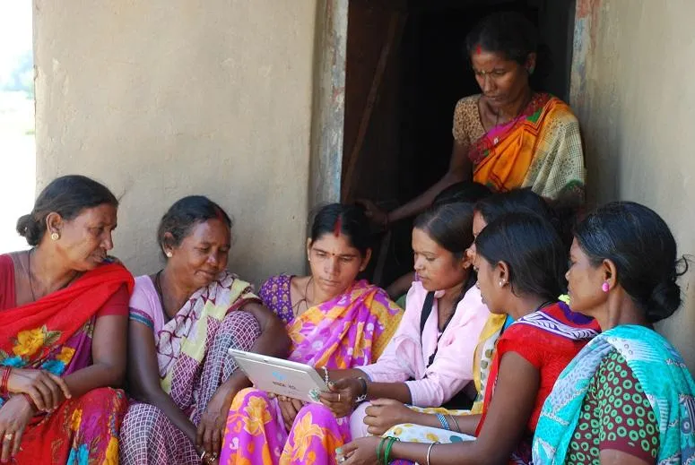Uma showing movie to women