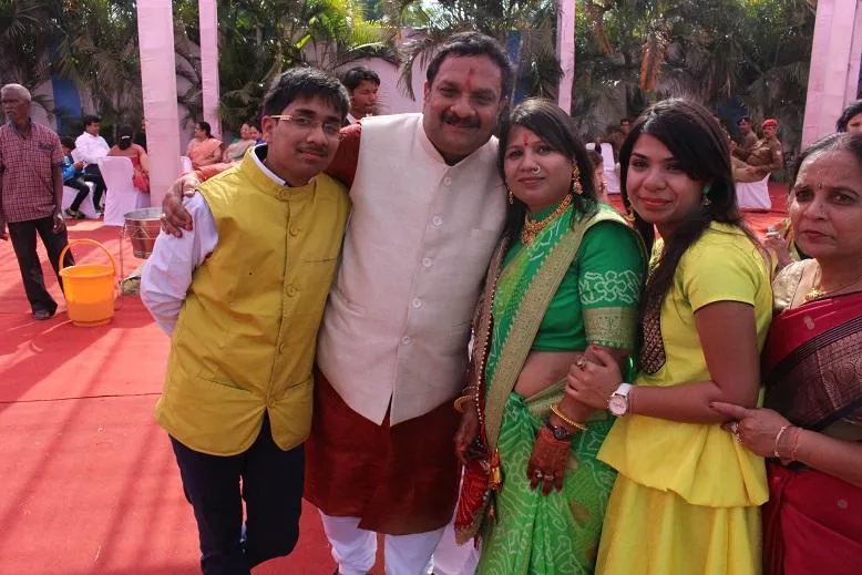 Mr Mrs Jalan with 2 kids (1)