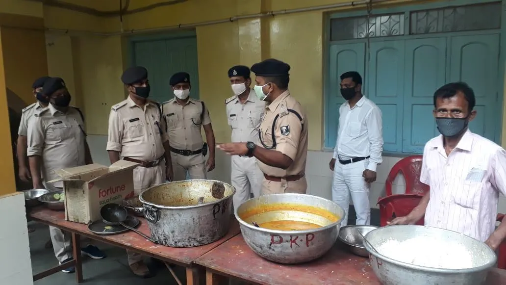 Bihar IPS Helps Stranded stranded labourers