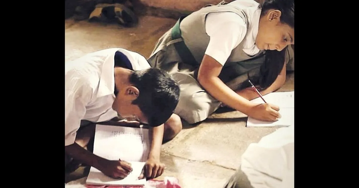 कार्डबोर्ड से बना यह 10 रुपये का स्कूल बैग ग्रामीण बच्चों के लिए एक डेस्क के रूप में भी काम करता है!