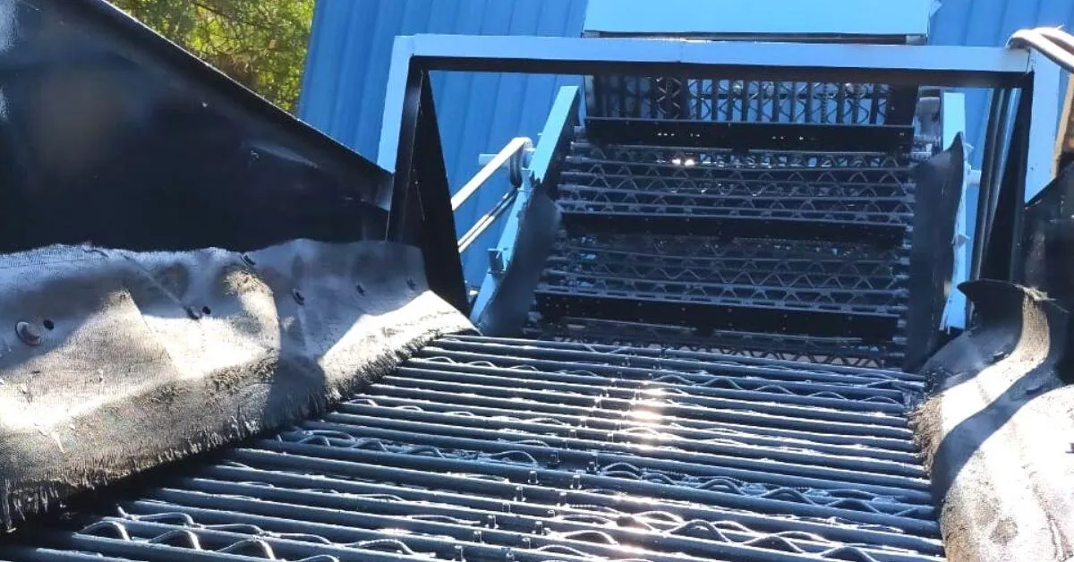 Conveyor belt of harvesting machine