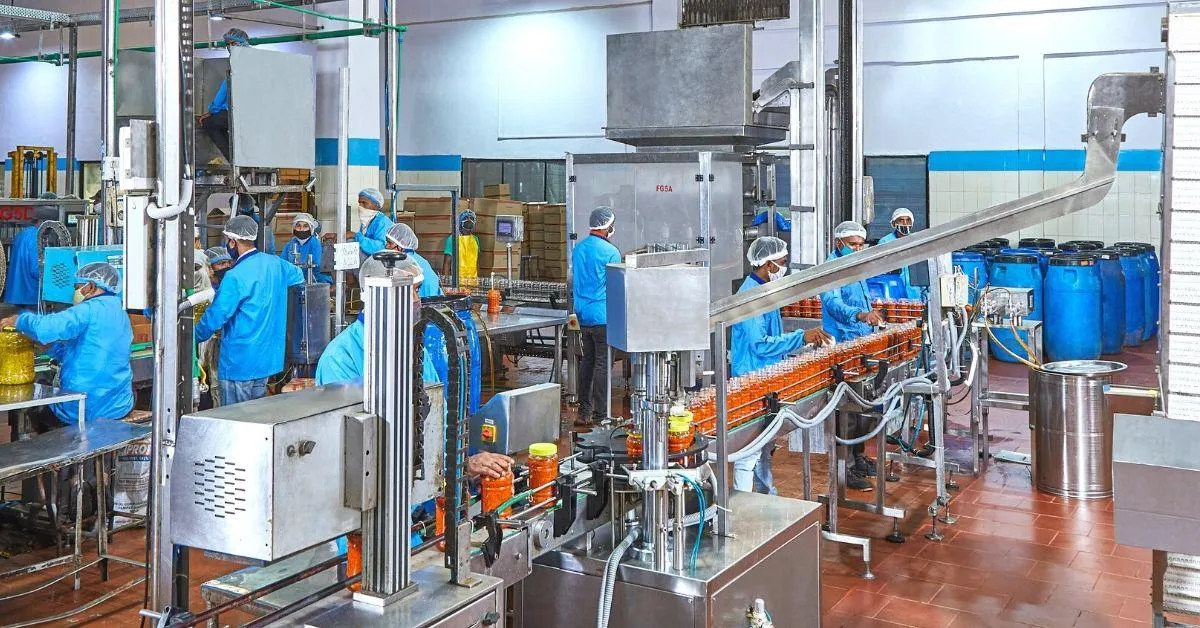 Pickle bottling at Nilon’s plant in Jalgaon<br />

