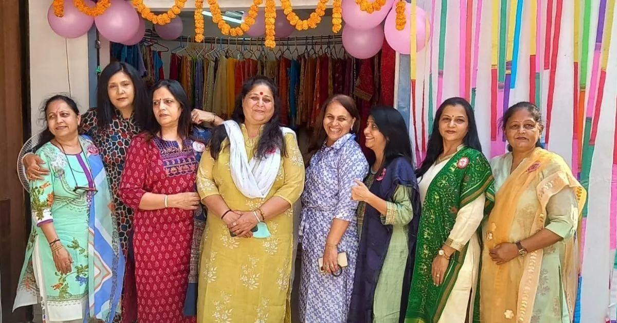 Group of friends who started Ashta Shaheli Sari library in Gujarat 