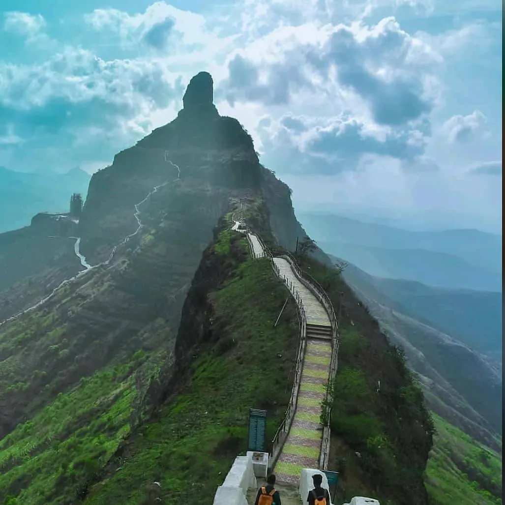 It is a twin-pinnacle peak with a plateau in between, and tourists must climb around 4,500 steps to reach the peak.<br />

