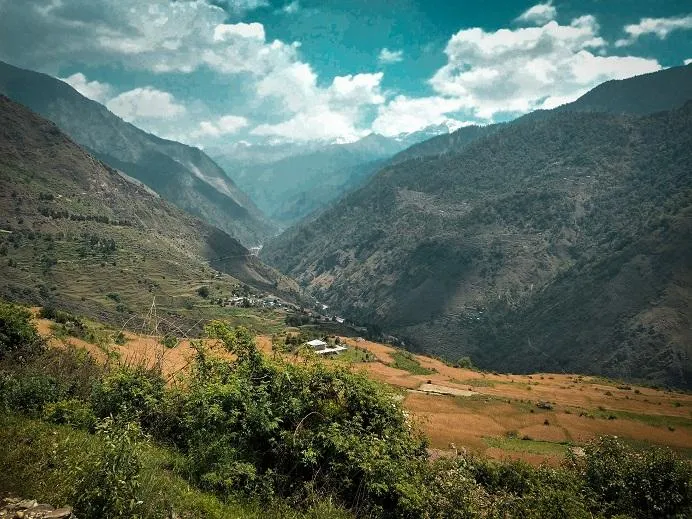 This quaint village is popular among trekkers, as it is the base camp to Dayara Bugyal, known for high alpine meadows.<br />
