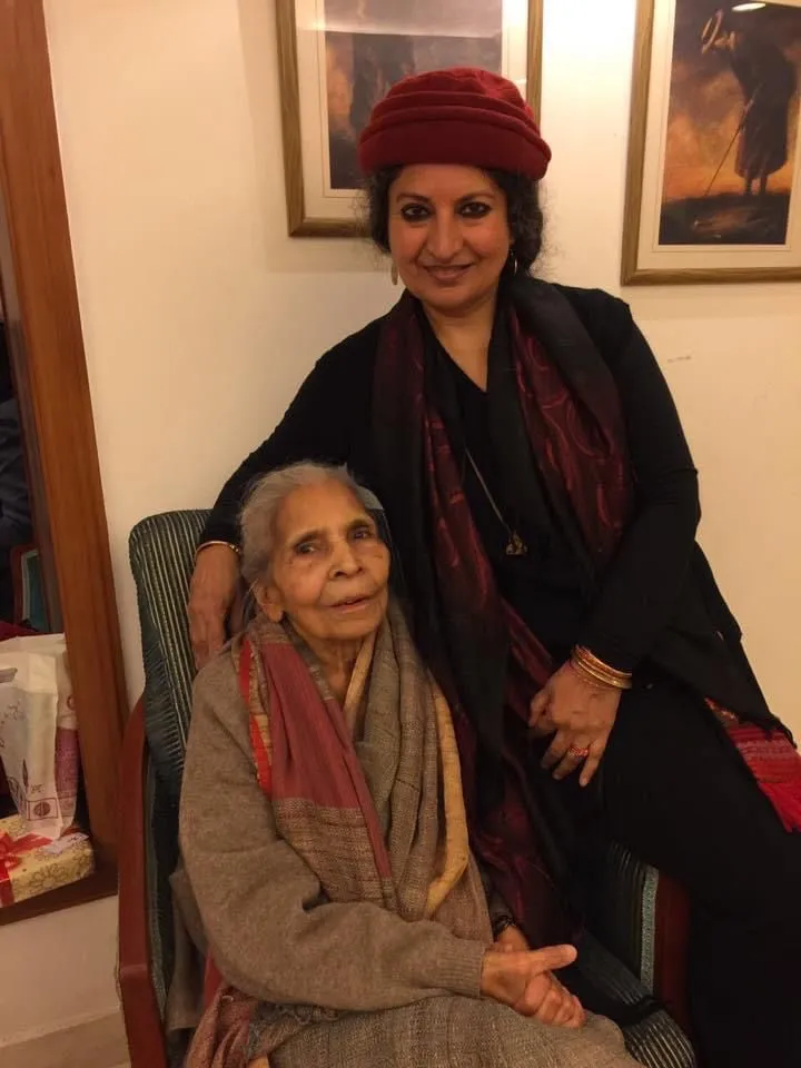 Booker Prize Longlist : Hindi writer Geetanjali with her mother, Shree Kumari Pandey<br />
