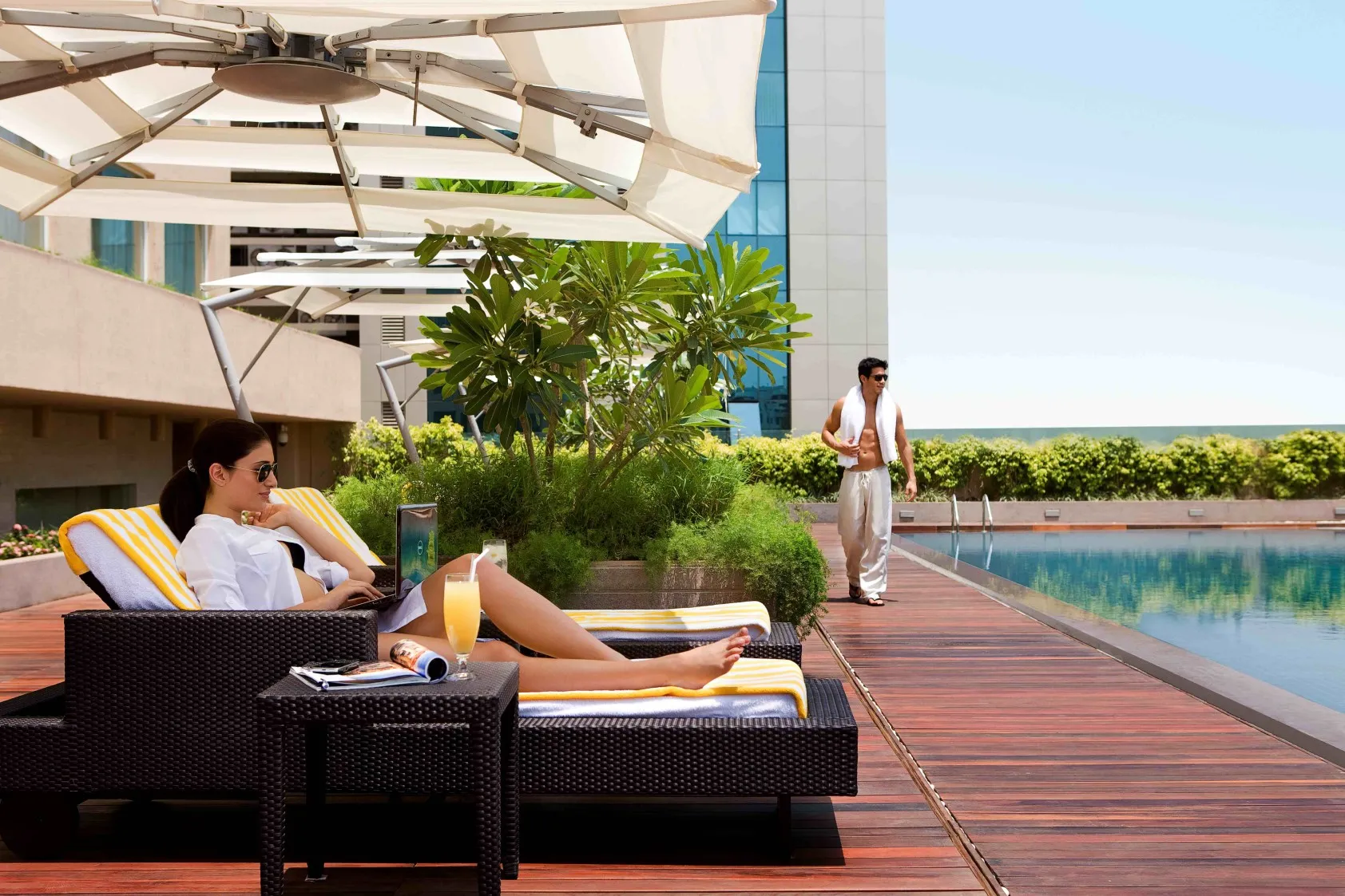 3 Courtyard By Marriott Mumbai International Airport - Lounge by the Pool 1