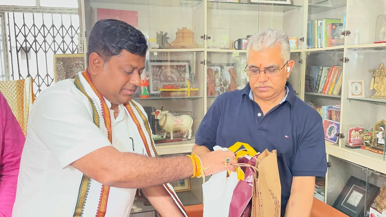 Dilip Ghosh Wedding: দিলীপ ঘোষের বিয়ে, দিলীপ ঘোষকে বিয়ের ধুতি,মিষ্টি উপহার সুকান্ত মজুমদারের