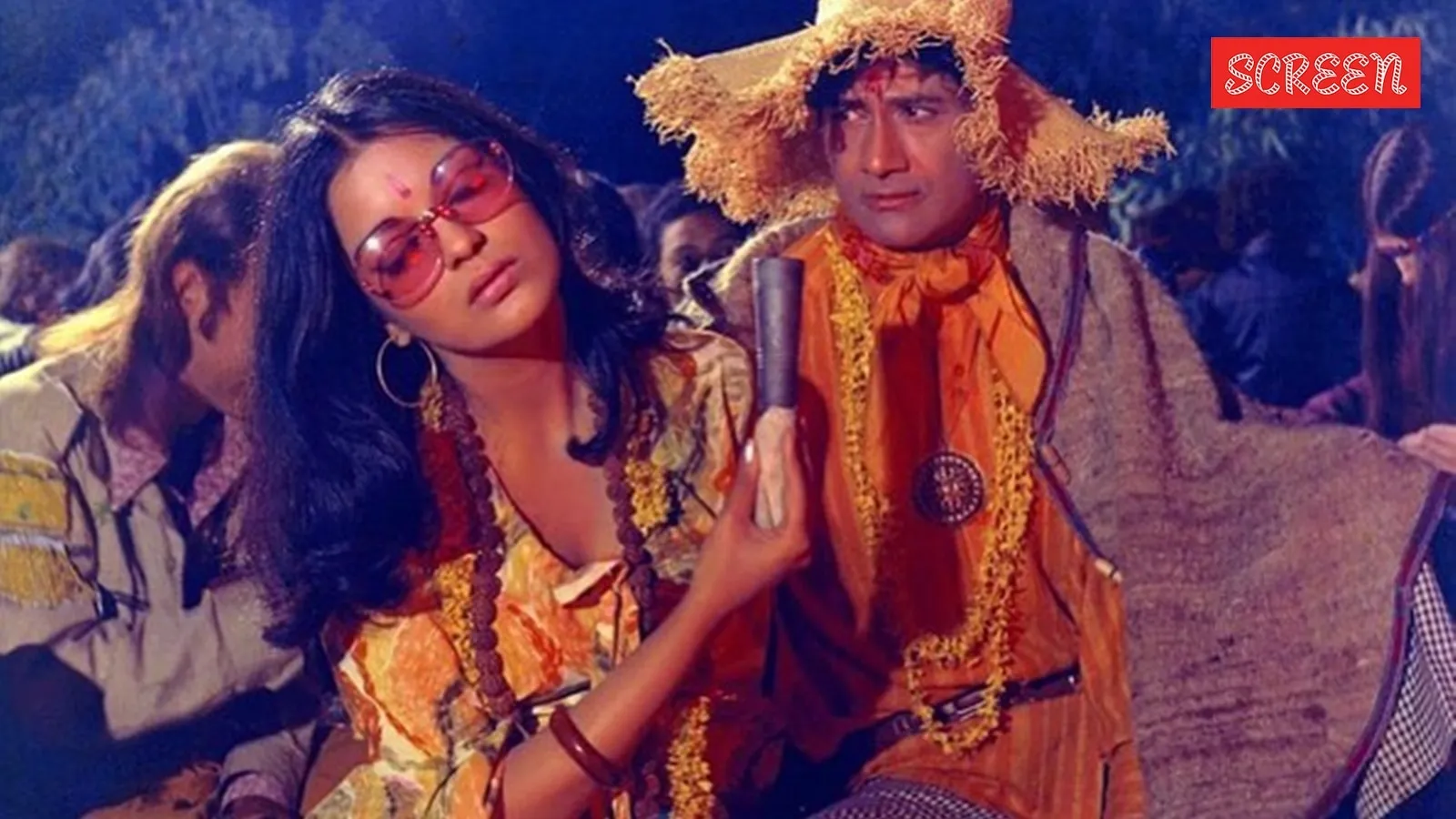 আশা ভোঁসলে সম্প্রতি প্রকাশ করেছেন যে পরিচালক-অভিনেতা দেব আনন্দ তাঁর হরে রাম হরে কৃষ্ণ ছবি থেকে "দম মারো দম" প্রায় সরিয়ে ফেলেছিলেন।