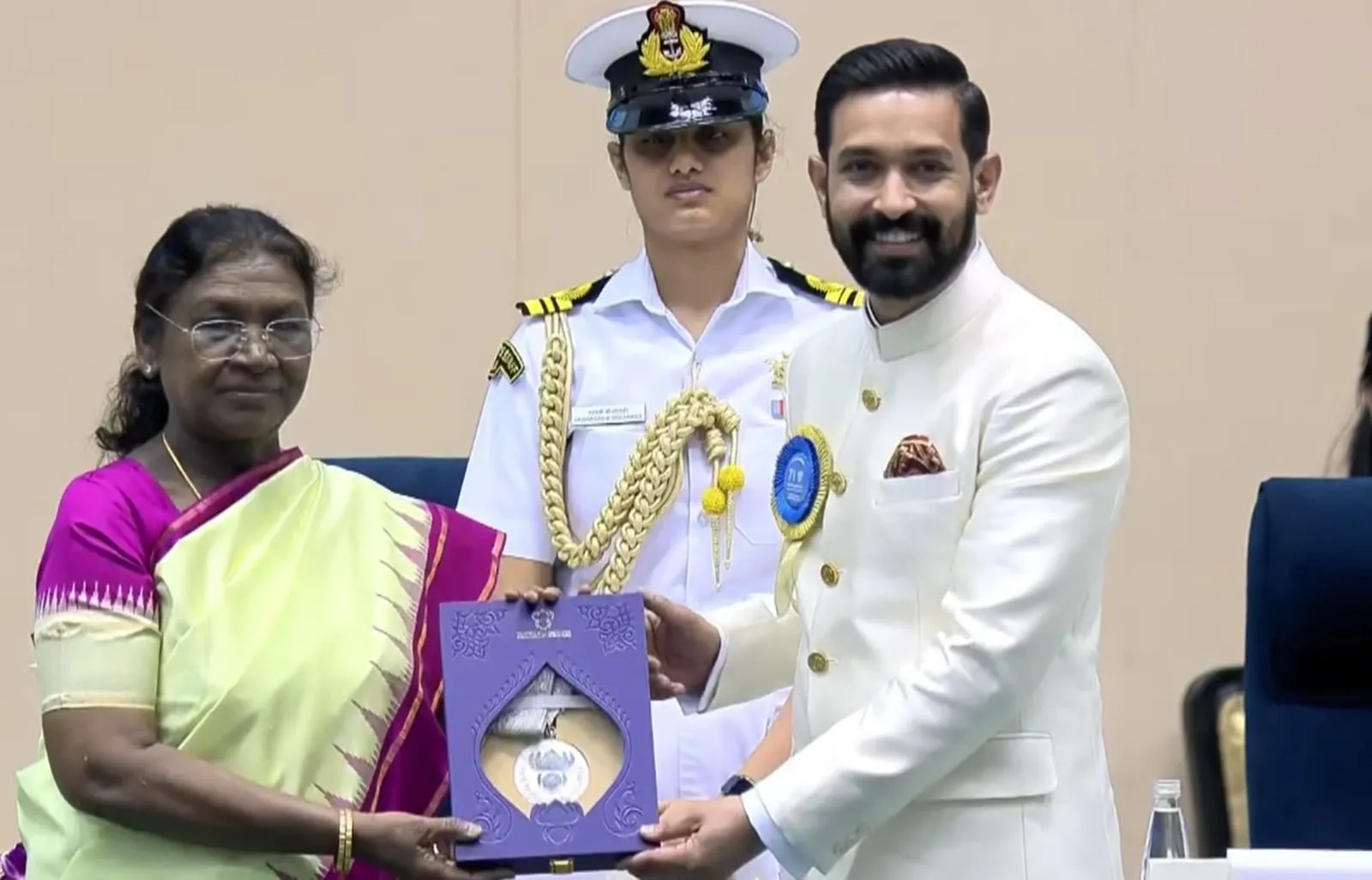 রাষ্ট্রপতি মুর্মুর কাছ থেকে জাতীয় চলচ্চিত্র পুরস্কার পেয়েছেন বিক্রান্ত ম্যাসি।