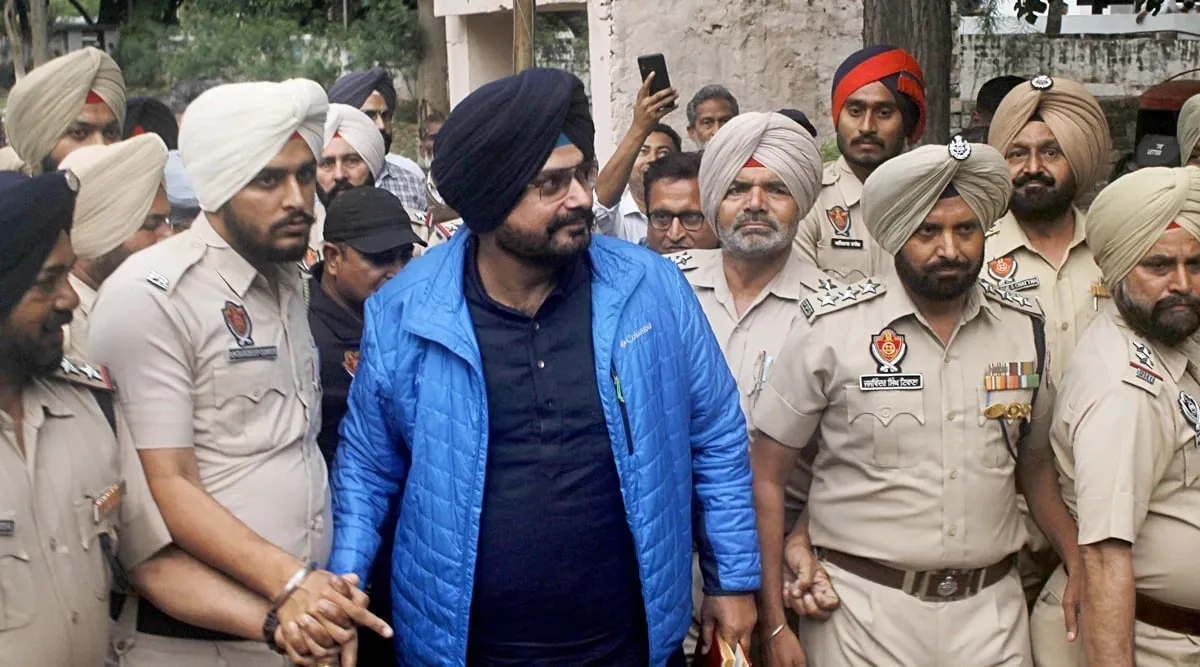 नवजोत सिंह सिद्ध को ले जाती पुलिस
