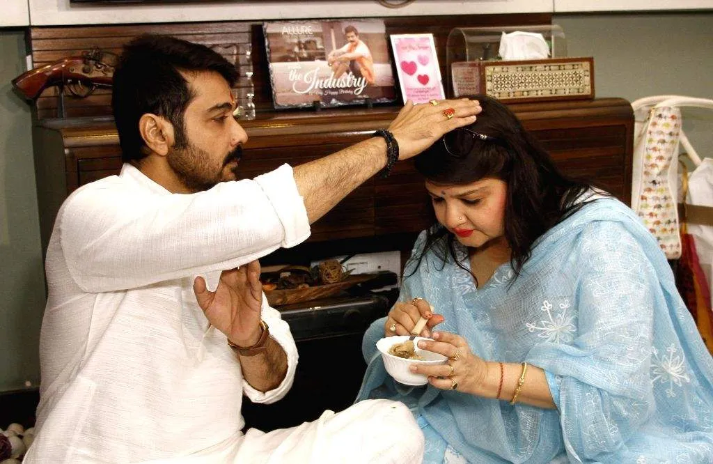 Bhai Dooj celebrations - Pallavi Chatterjee, Prosenjit Chatterjee
