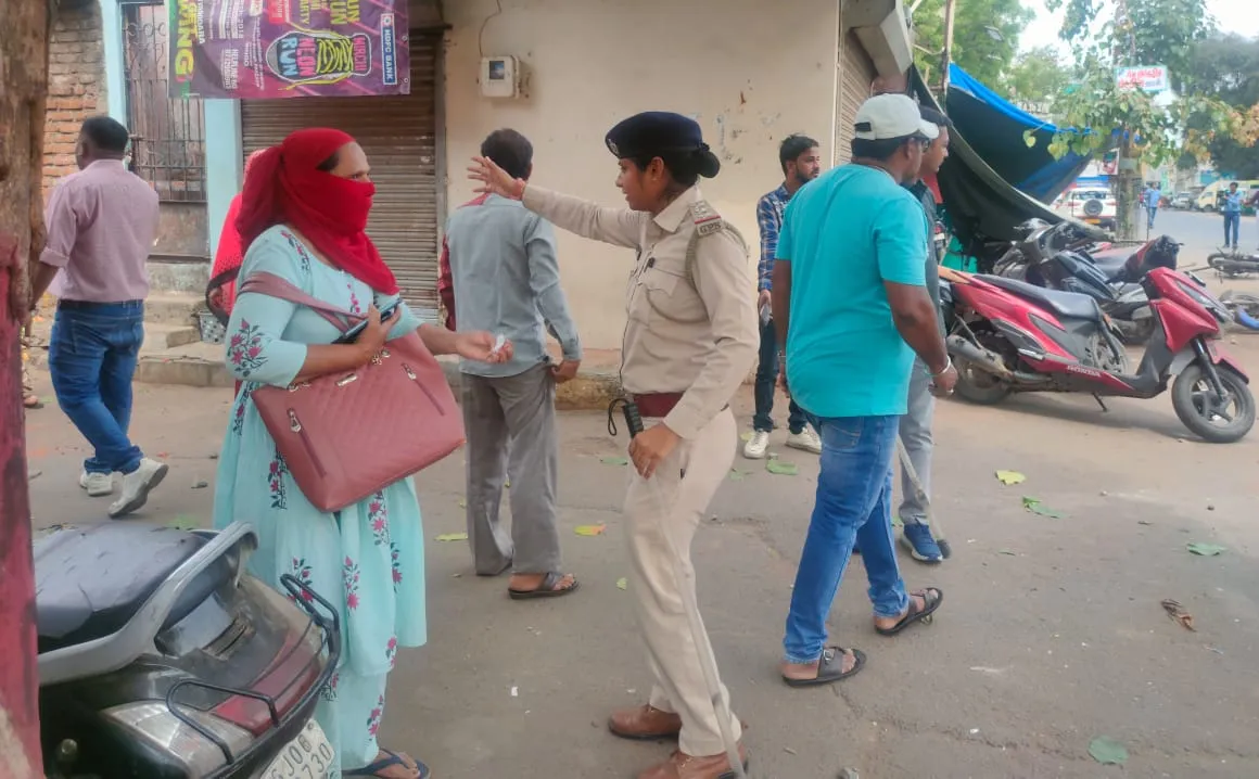 vadodara Communal riots : વડોદરામાં રામનવમી (Ramnavmi) ની શોભાયાત્રા (procession) દરમિયાન પથ્થરમારો (stone pelting) થતા દોડધામ મચી ગઈ હતી. પોલીસે (Vadodara Police) કડક સુરક્ષા બંદોબસ્ત ગોઠવી મામલો હાથ પર લીધો છે. કેટલીક જગ્યાએ લારી, વાહનોમાં તોડફોડની ઘટના સામે આવી છે, શહેરભરમાં ગરમ માહોલ.